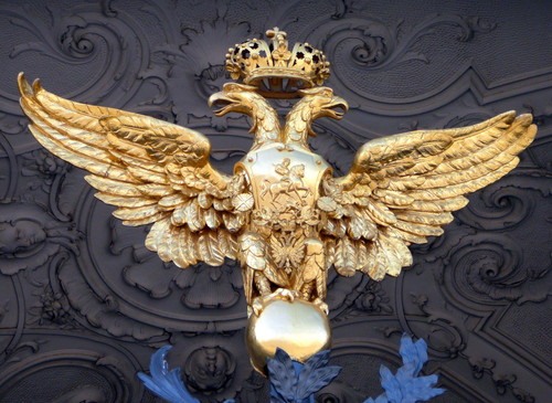 двуглавый орел на воротах Зимнего Дворца