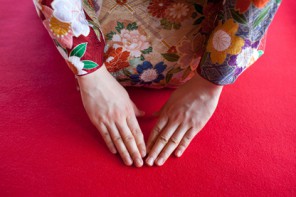 Столовый этикет в Японии, или как правильно держать палочки для суши